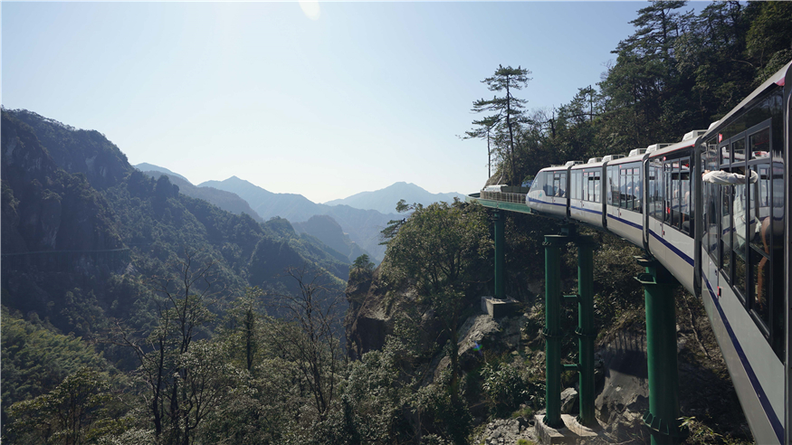 坐上“悬崖动车” 体验山河美景